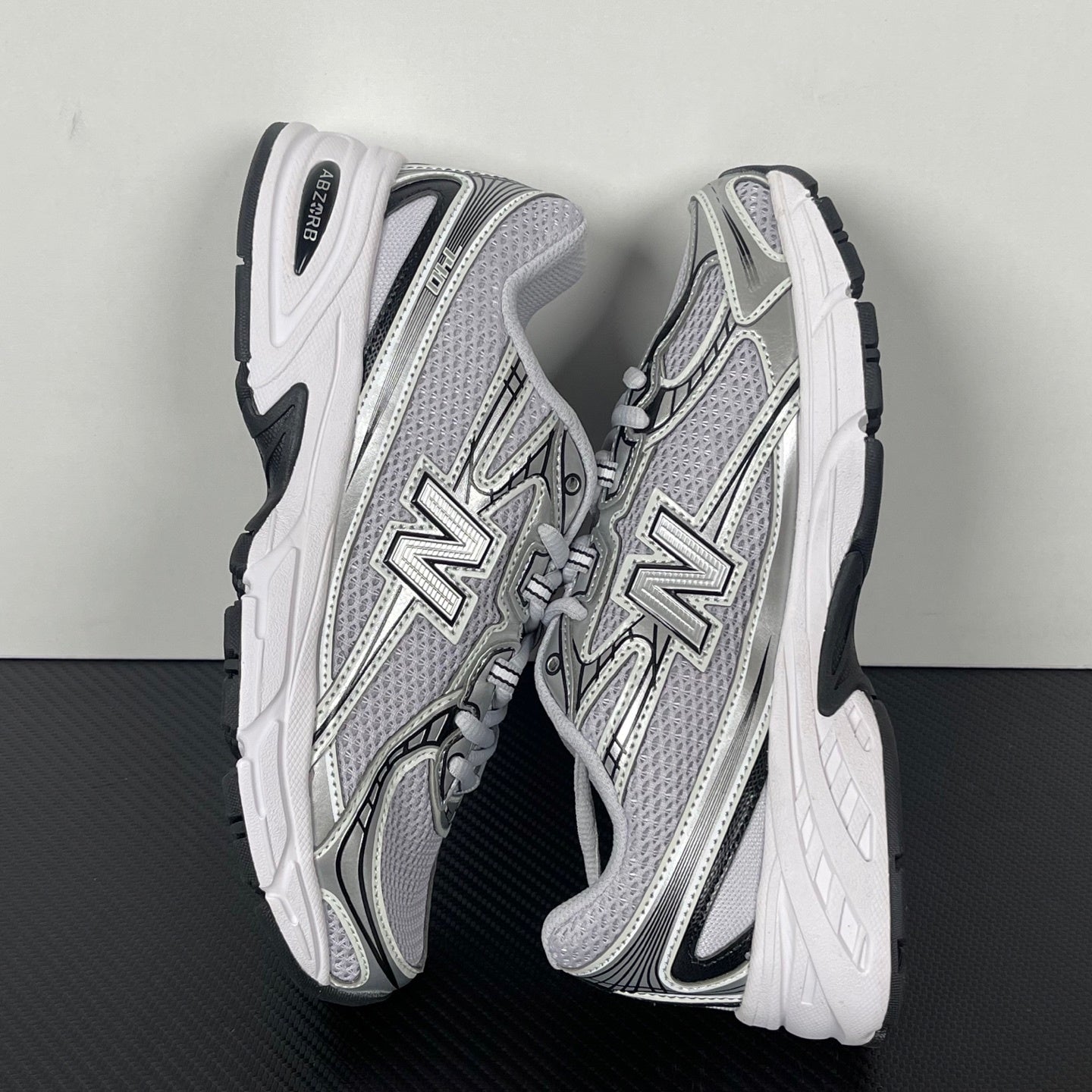 740 White / Silver / Black