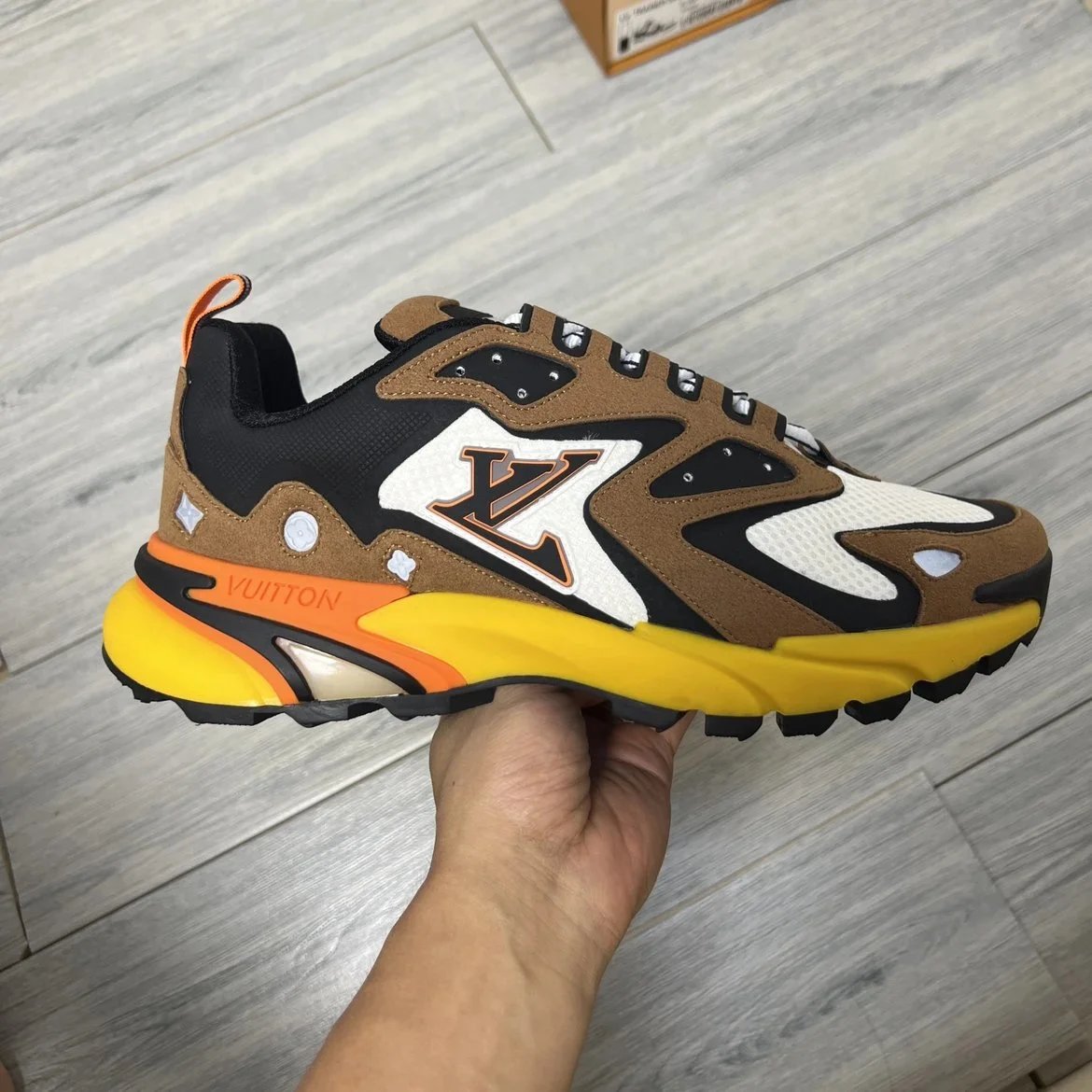 Runner Tatic Marrom