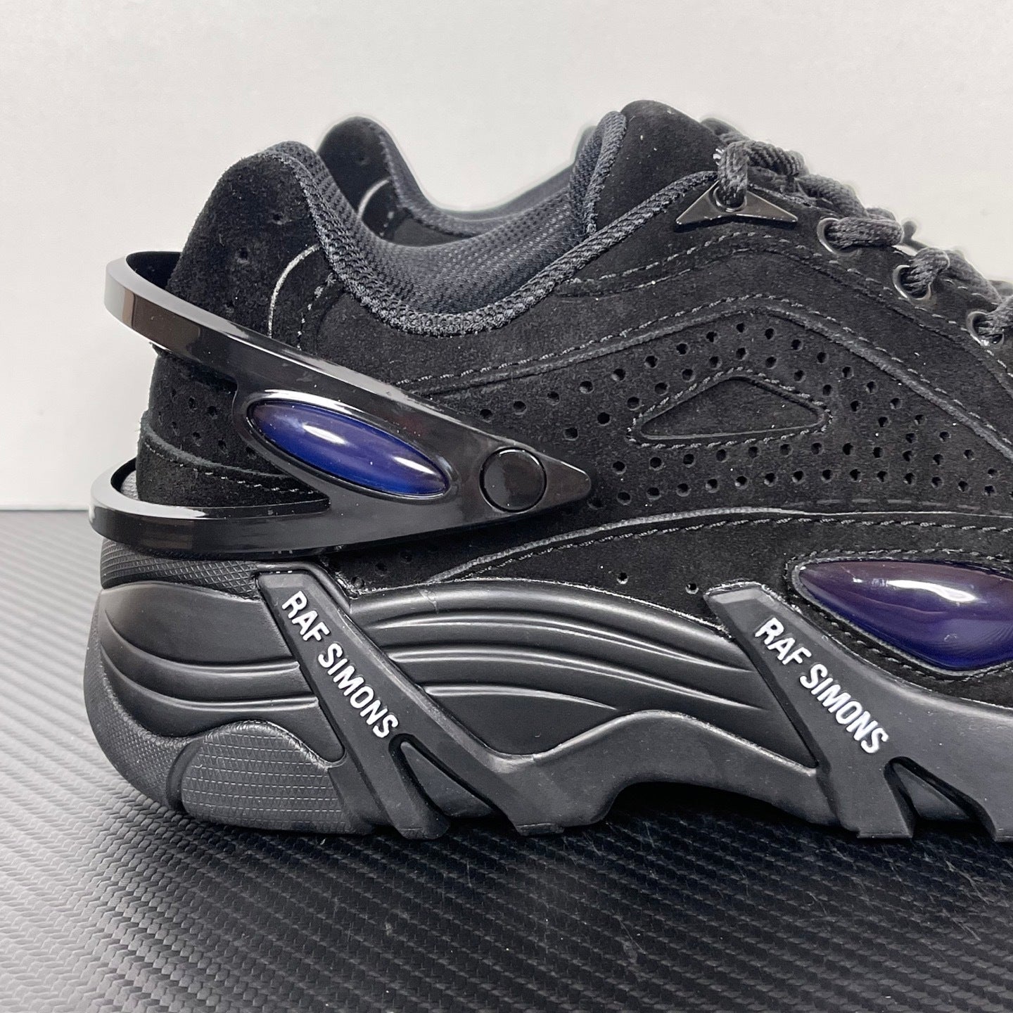 Cylon-21 Black