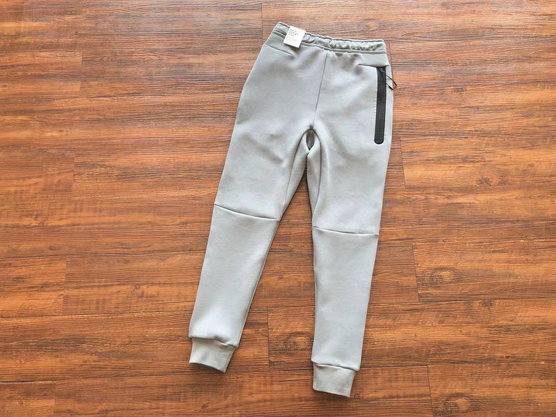 Conjunto Tech Fleece Cinza e Branco