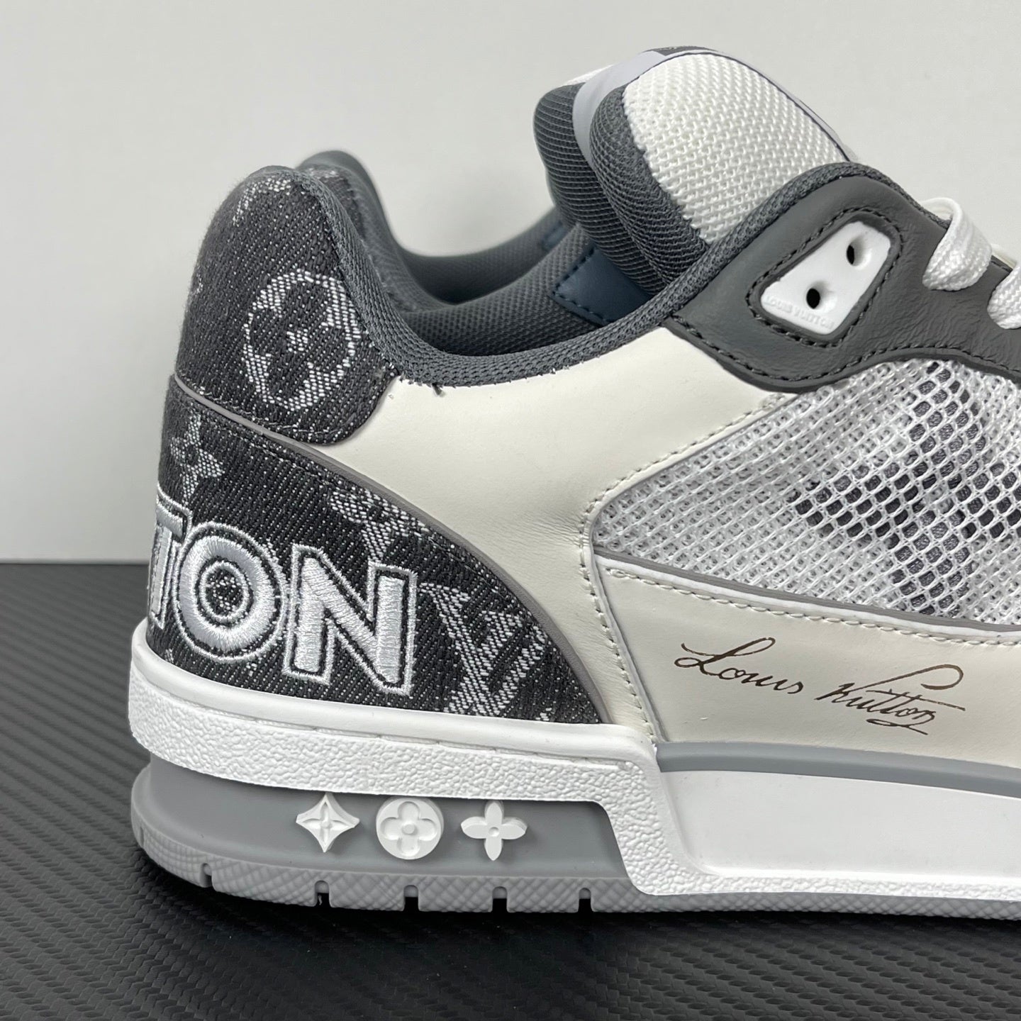 Trainer Gray