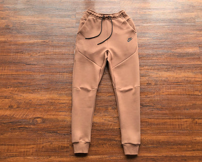 Conjunto Tech Fleece Castanho