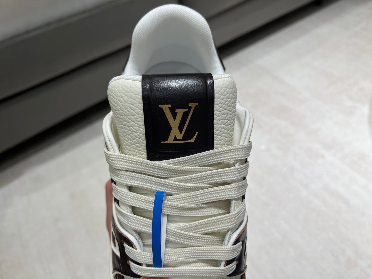 Trainer White and Black