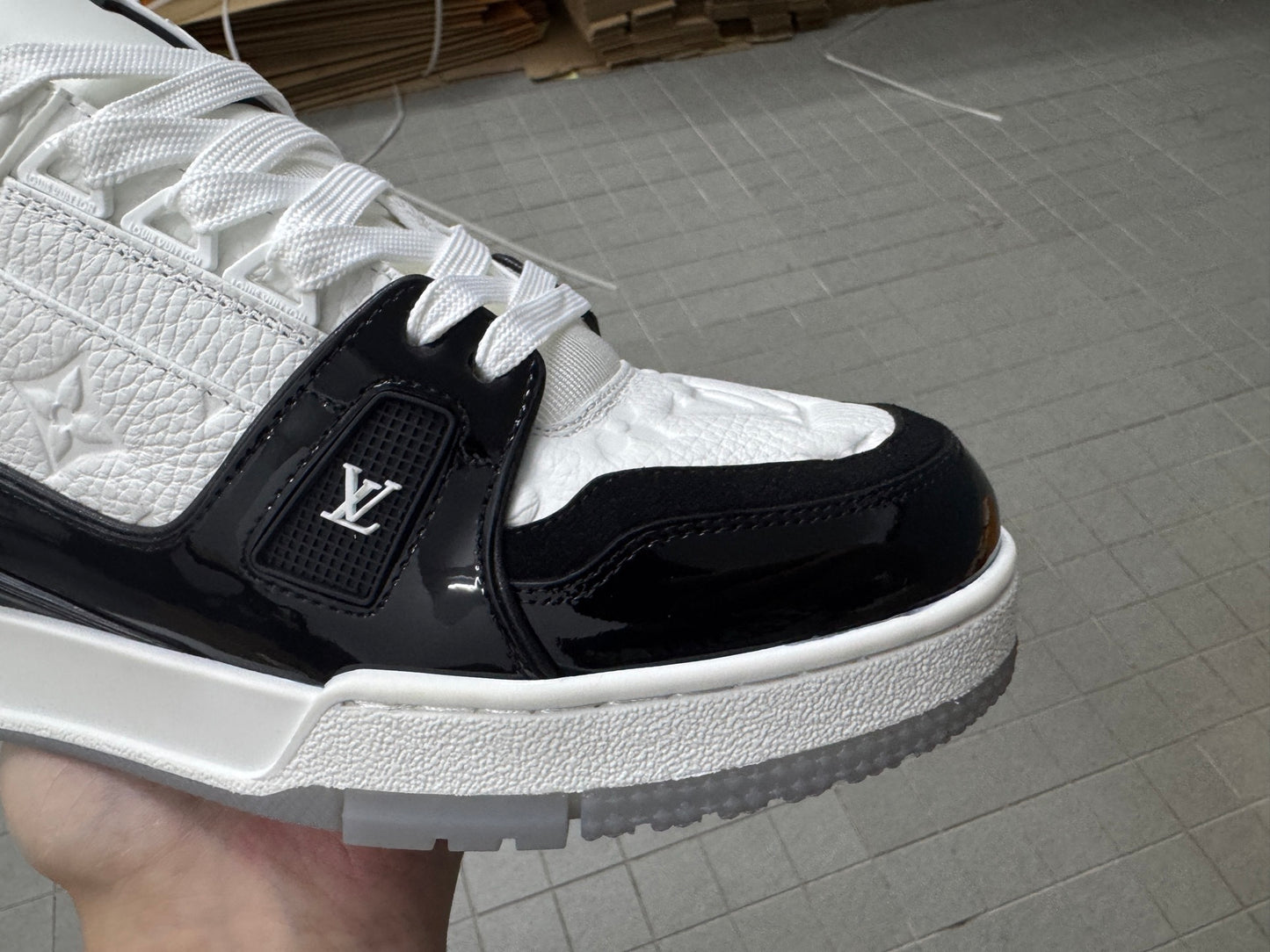 Trainer White and Black