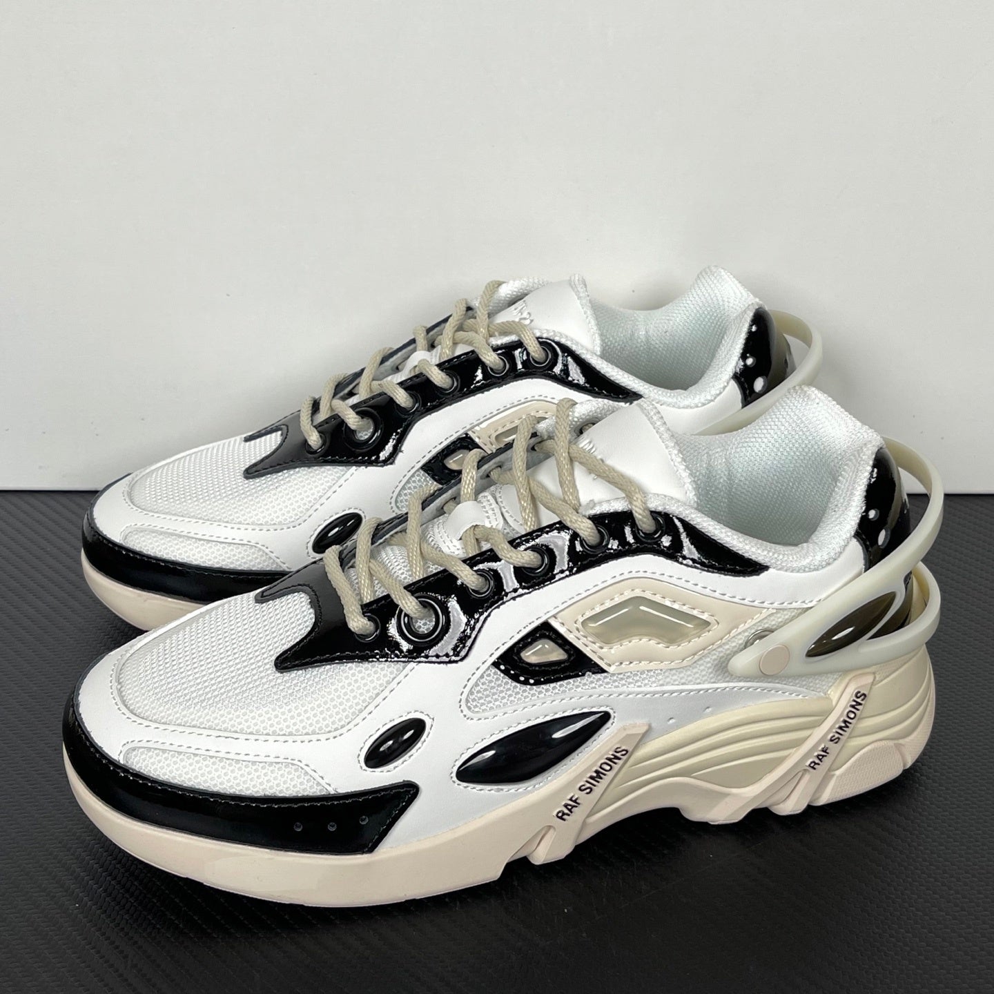 Cylon-21 White and Black
