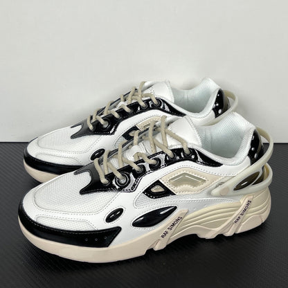 Cylon-21 White and Black
