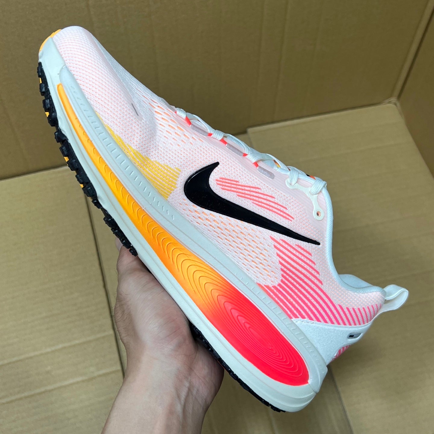 Vomero 18 Sail Bright Crimson Laser Orange