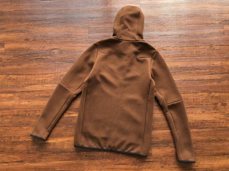Conjunto Tech Fleece Castanho