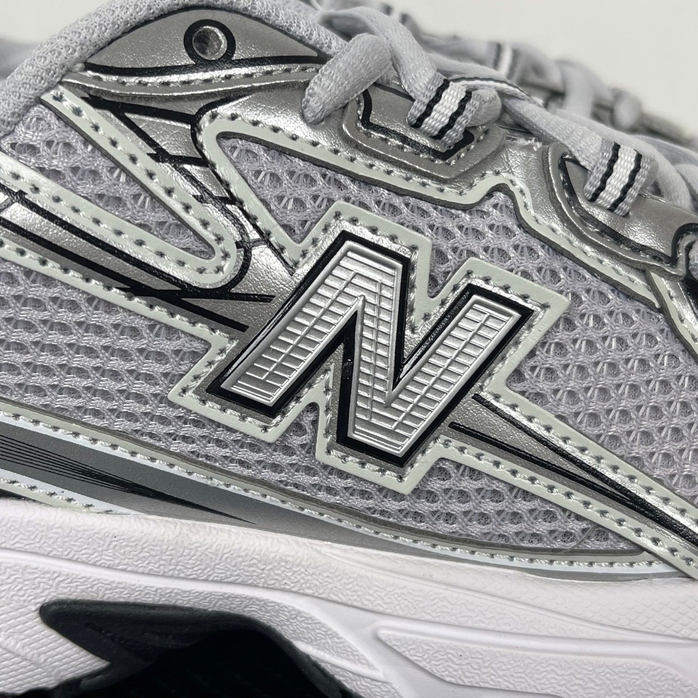 740 White / Silver / Black
