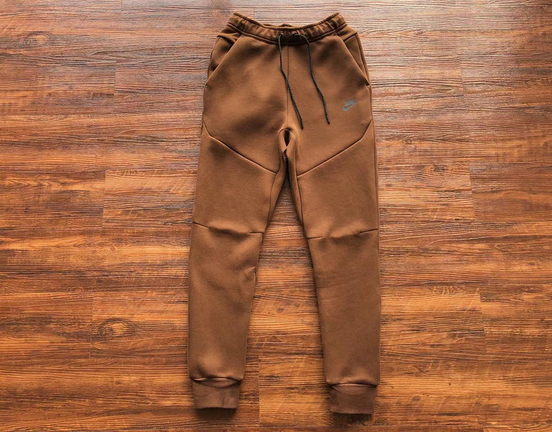Conjunto Tech Fleece Castanho
