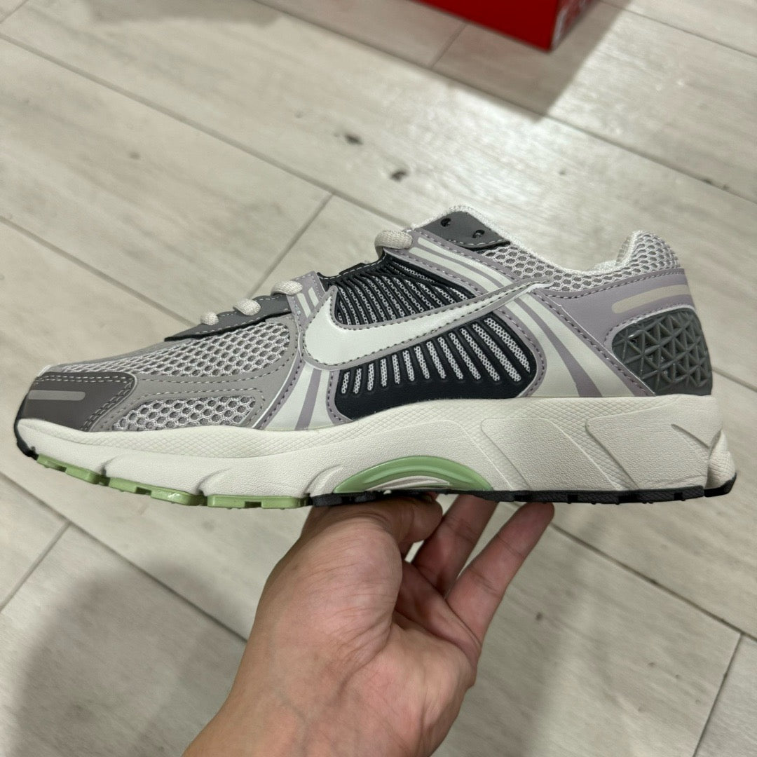 Air Zoom Vomero 5