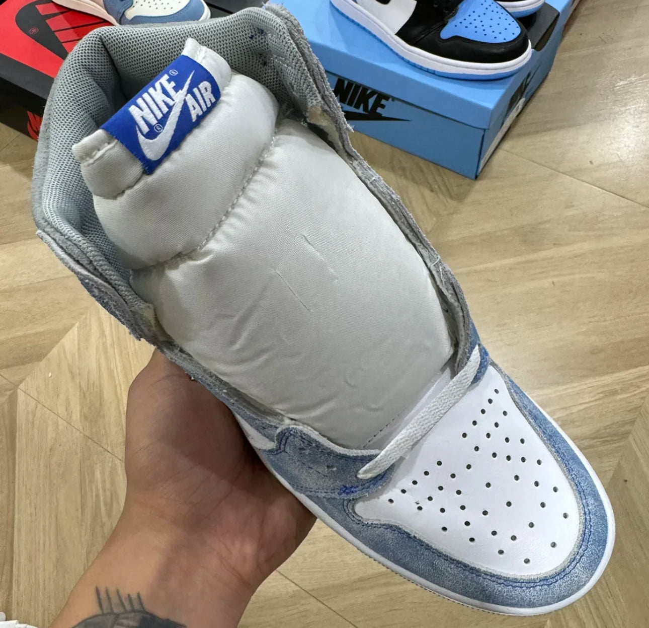 Air Jordan 1 Retro High OG Hyper Royal