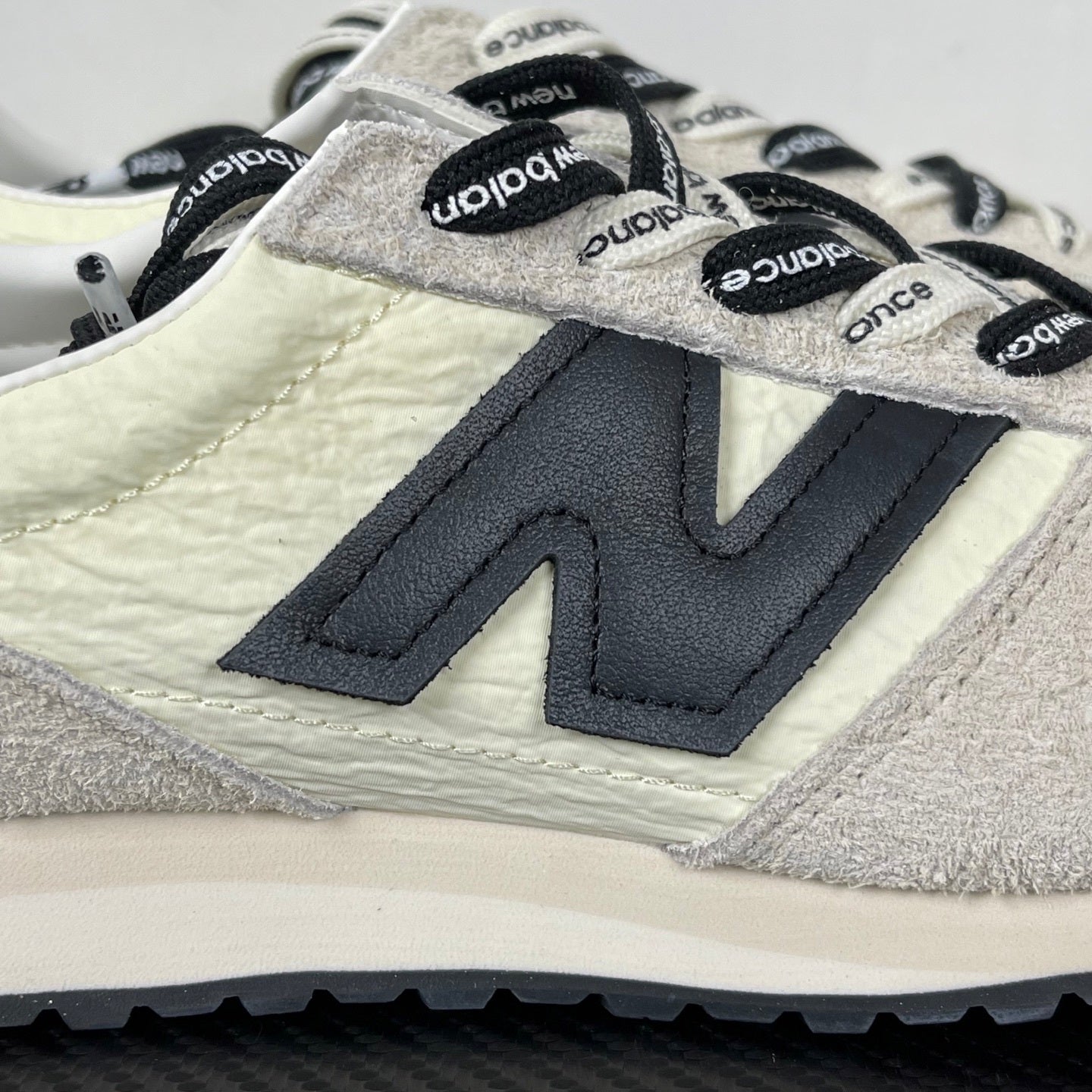 471 Cream Grey Black
