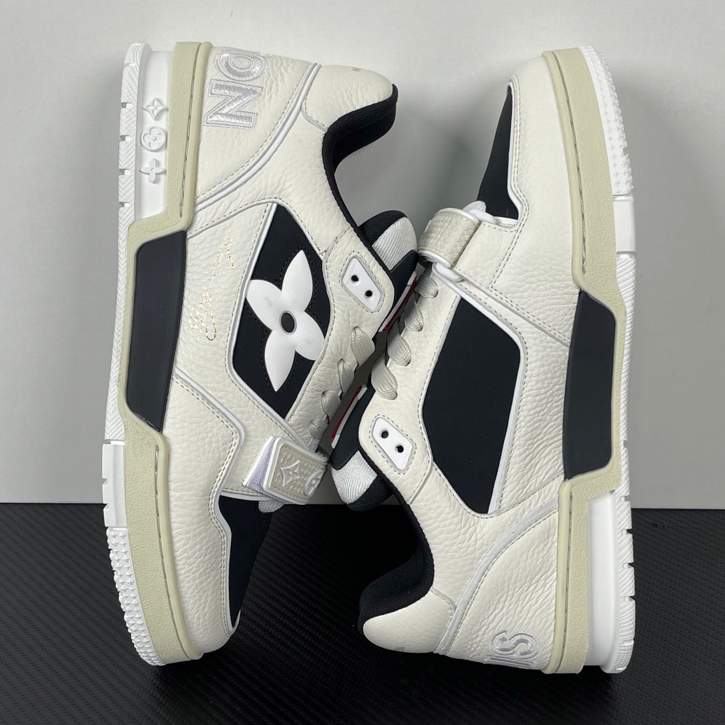 Trainer White and Black