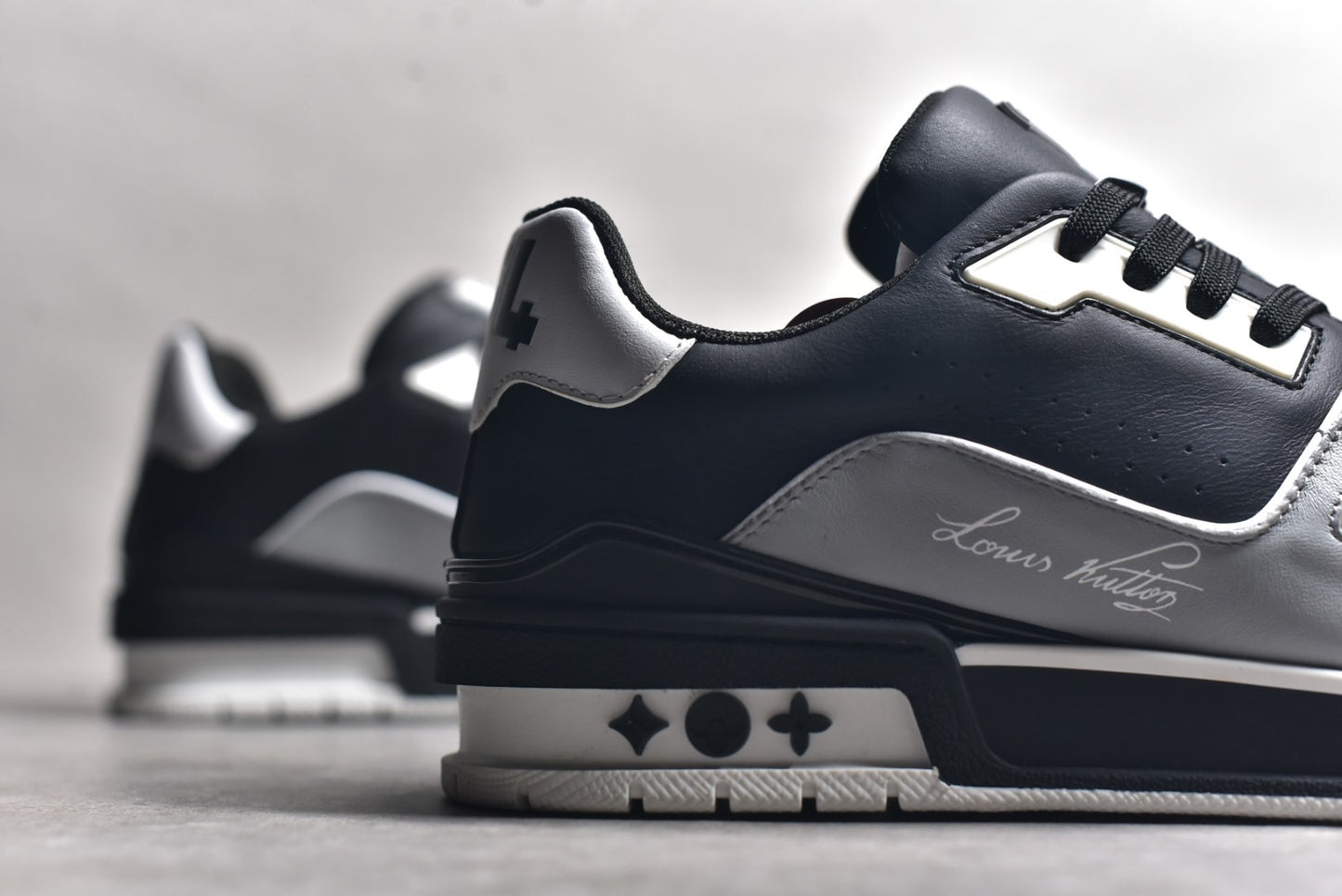 Trainer Black and Gray