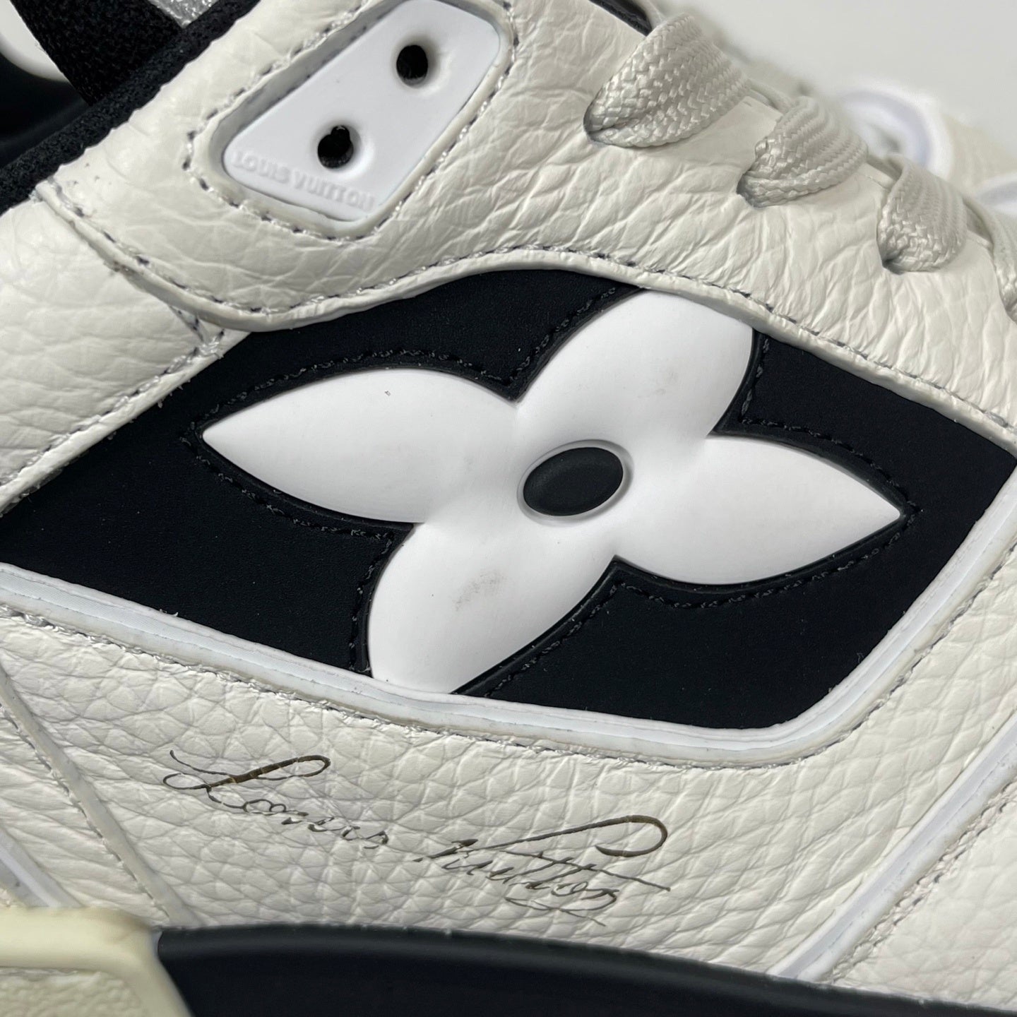 Trainer White and Black
