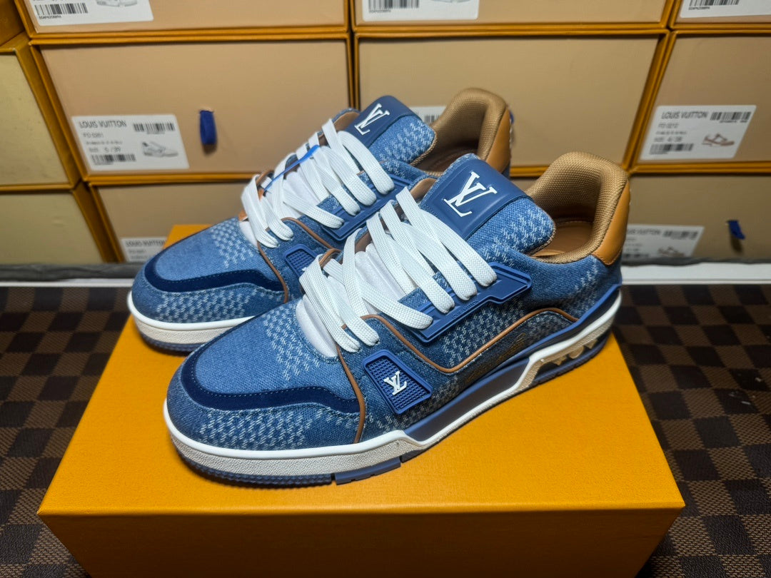 Trainer Blue