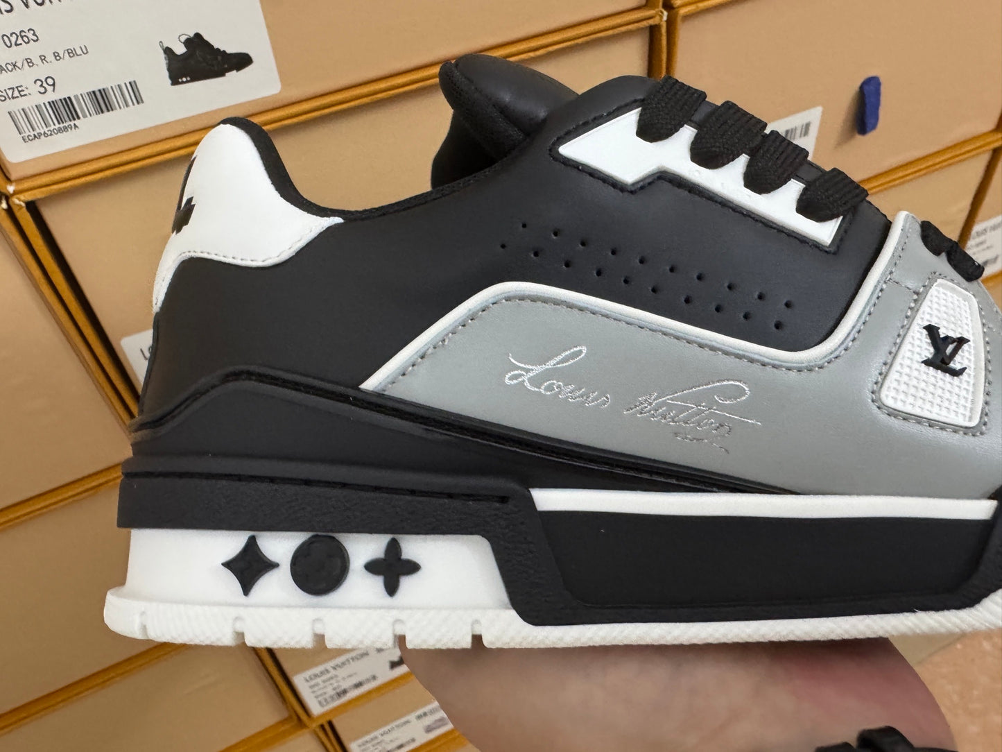 Trainer Black and Gray