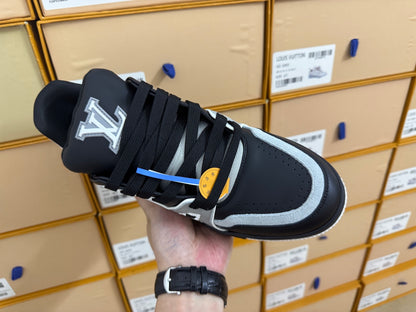 Trainer Black and Gray