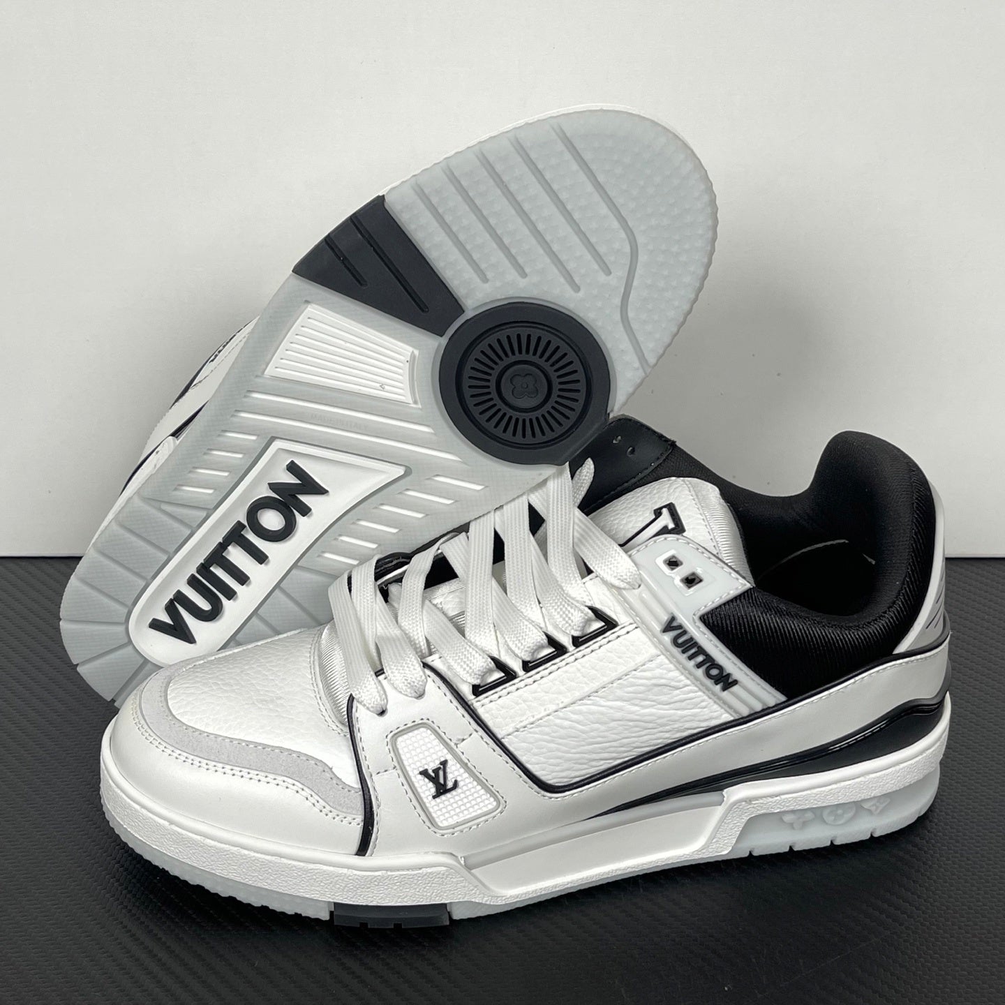 Trainer White and Black