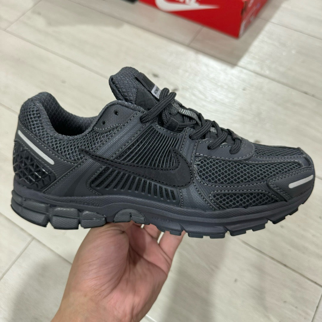 Air Zoom Vomero 5 Black