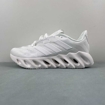 AD Switch Fwd M Triple White