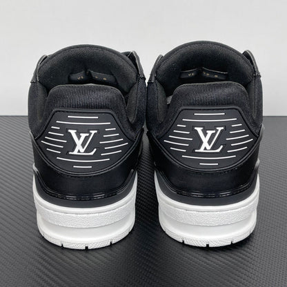 Trainer Black and White Sole