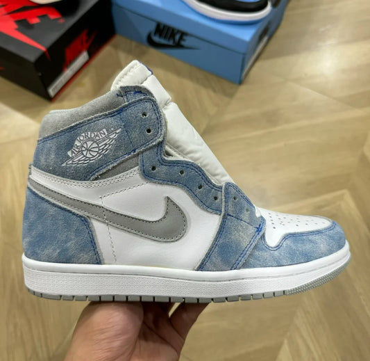 Air Jordan 1 Retro High OG Hyper Royal