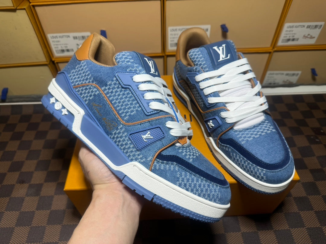 Trainer Blue