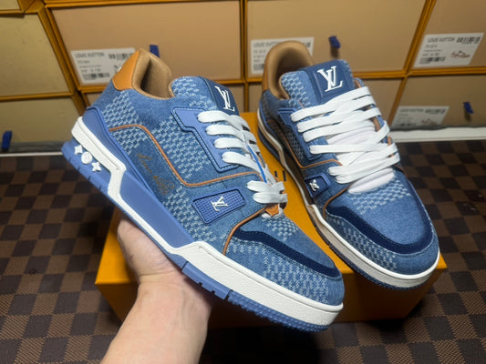 Trainer Blue