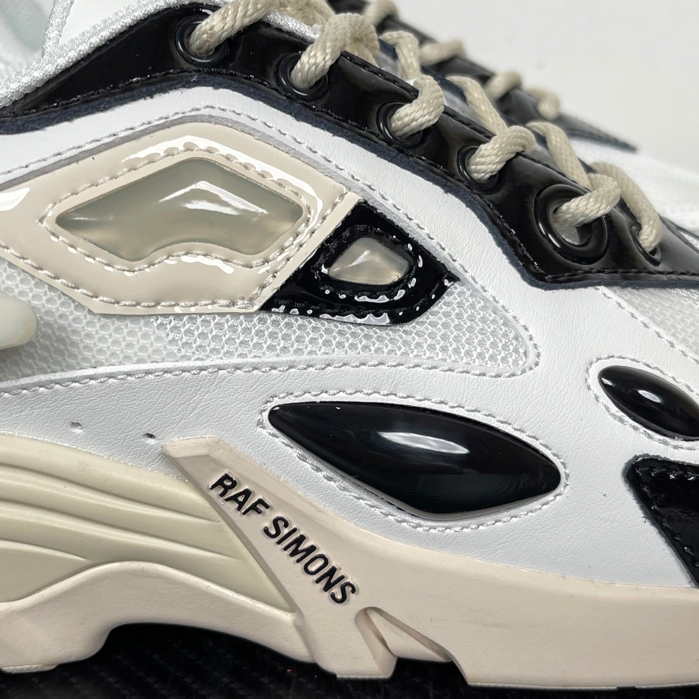 Cylon-21 White and Black
