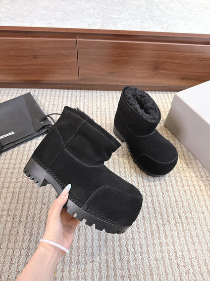 BLG Alaska Suede Boots Black