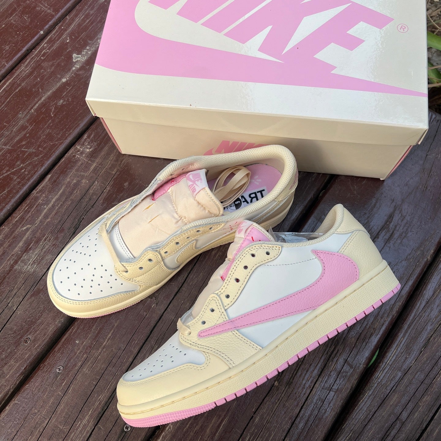 AJ1 Travis Reverse Mocha Little Pink