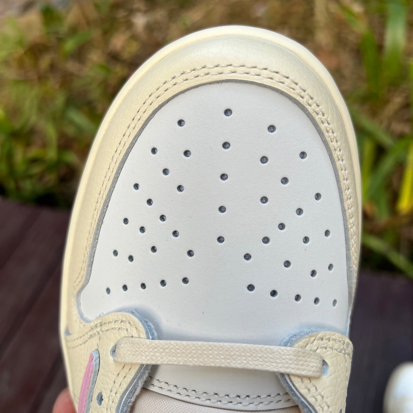 AJ1 Travis Reverse Mocha Little Pink