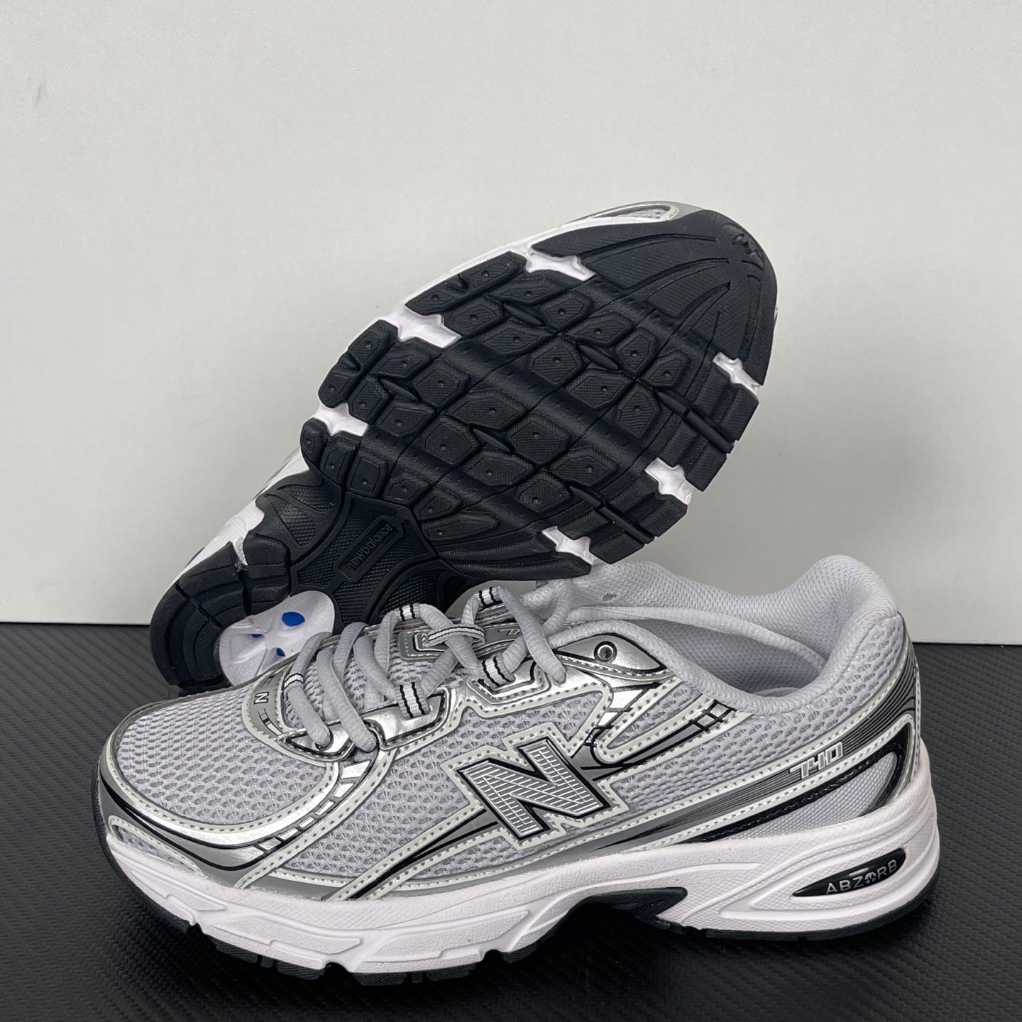 740 White / Silver / Black