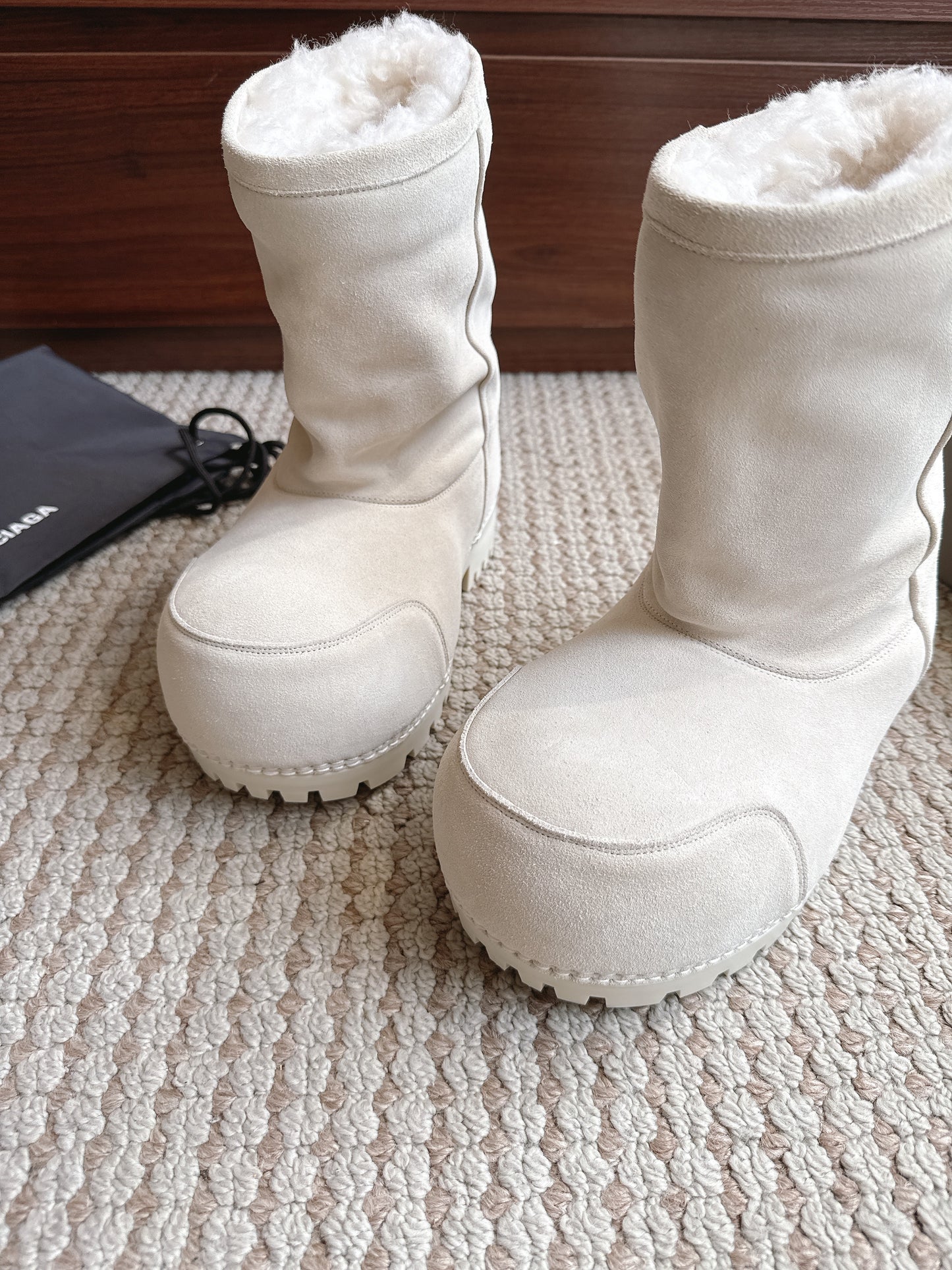 BLG Alaska Suede Boots White