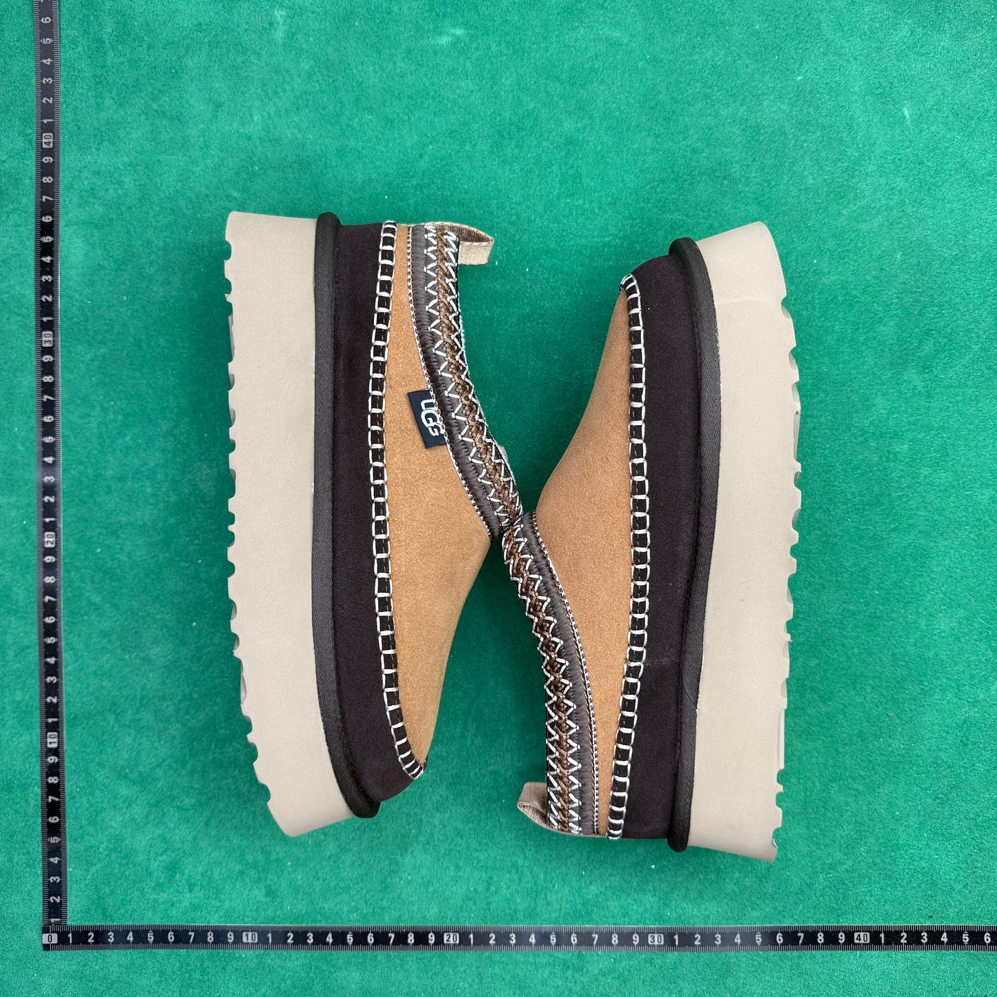 UGG Venture Daze