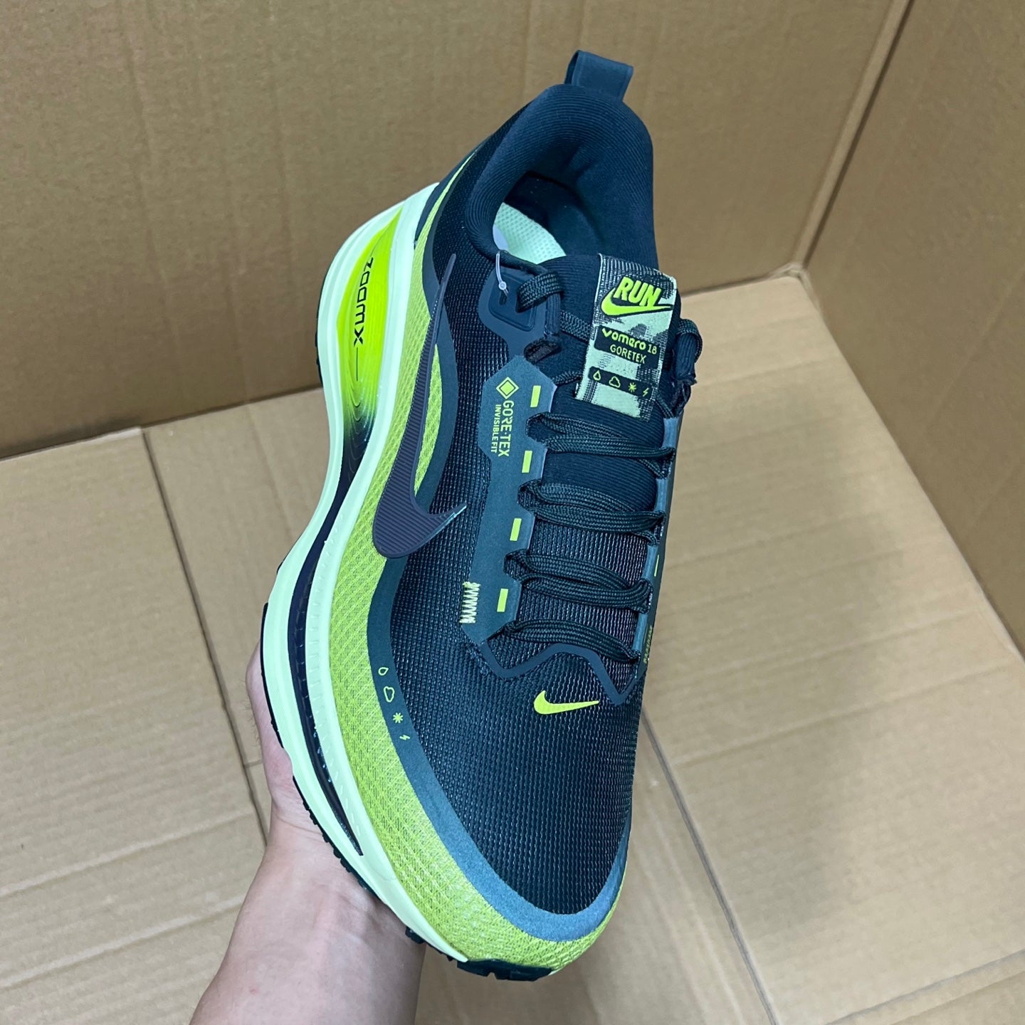 Vomero 18 Gore-Tex Seaweed/Light Liquid Lime