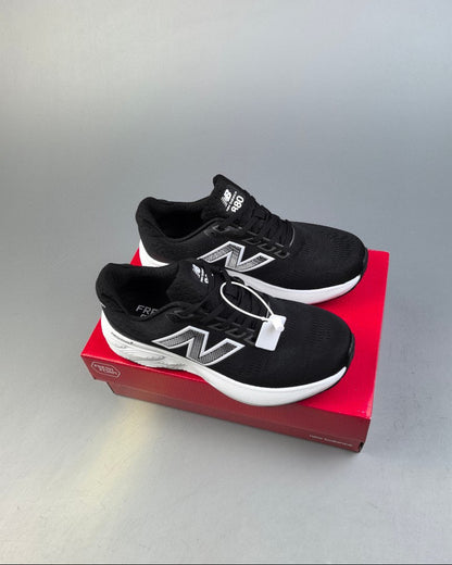 880 Fresh Foam X Vongo Black and White