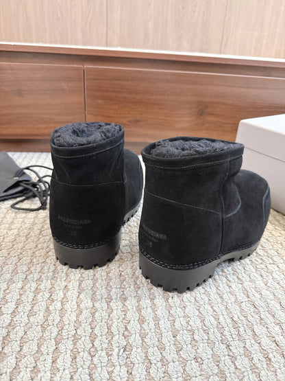 BLG Alaska Suede Boots Black