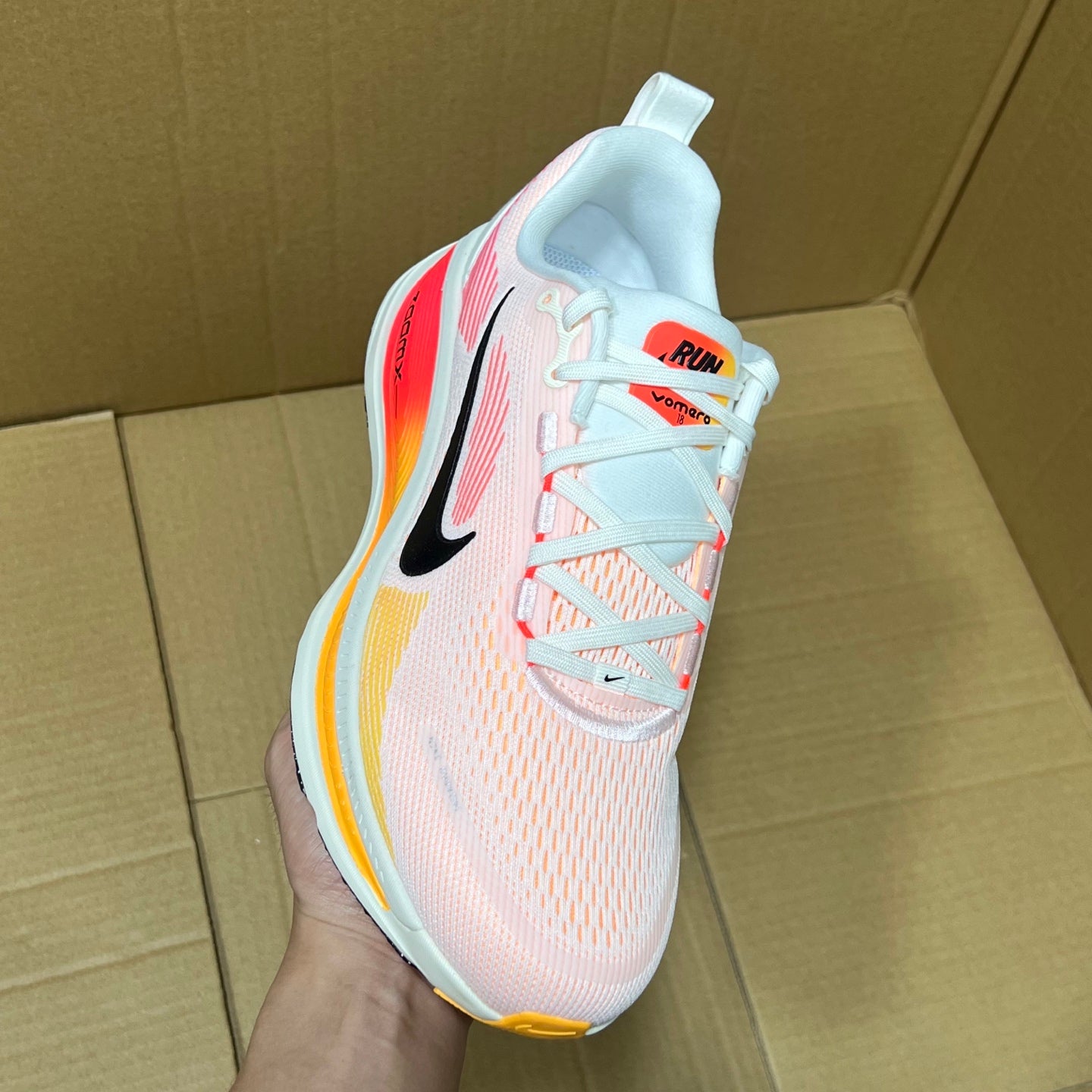 Vomero 18 Sail Bright Crimson Laser Orange