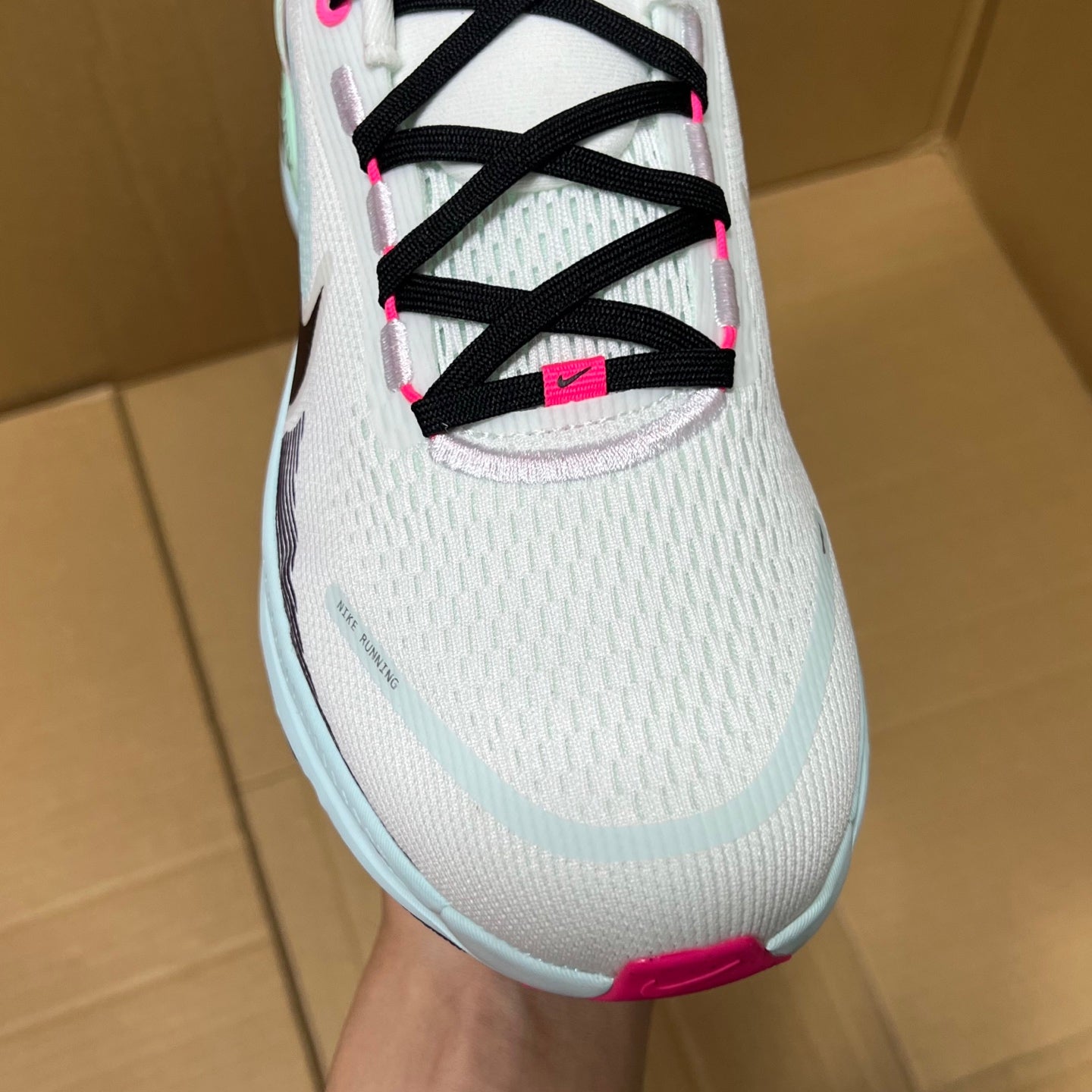 Vomero 18 White Glacier Blue Hyper Pink