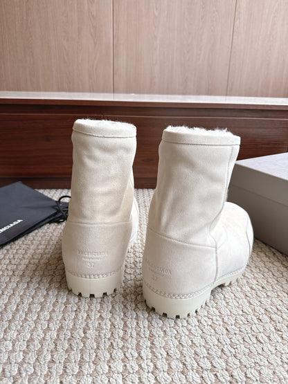 BLG Alaska Suede Boots White