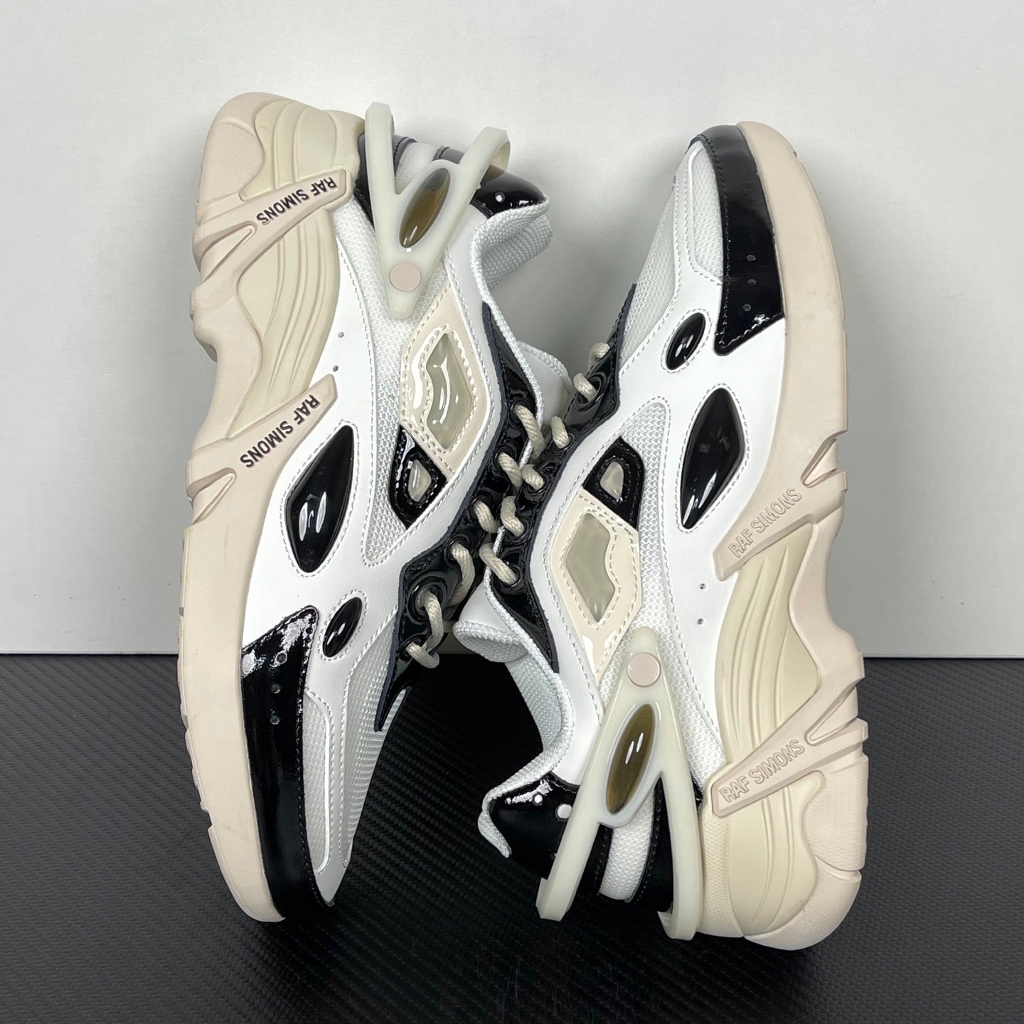 Cylon-21 White and Black