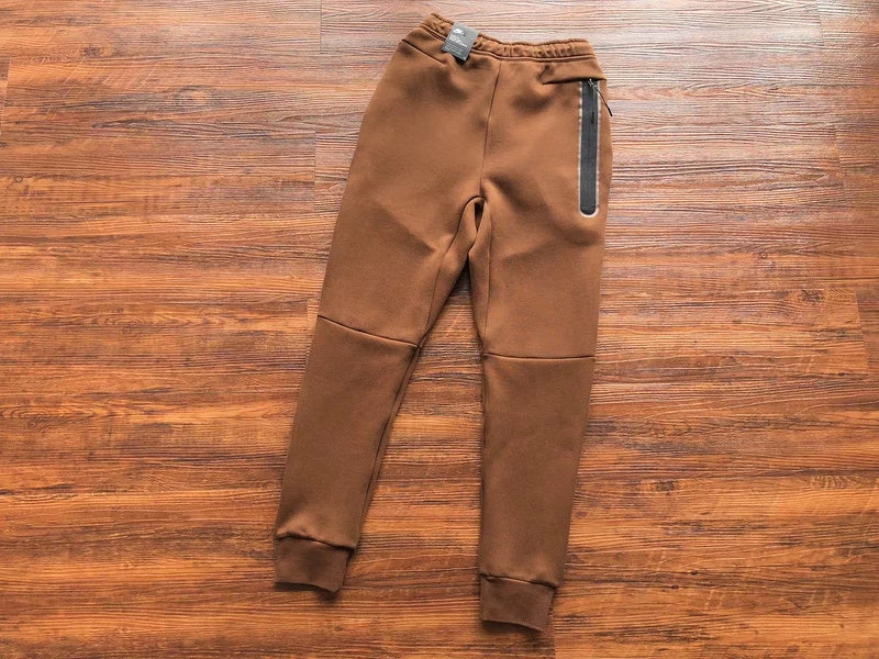 Conjunto Tech Fleece Castanho