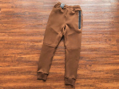 Conjunto Tech Fleece Castanho