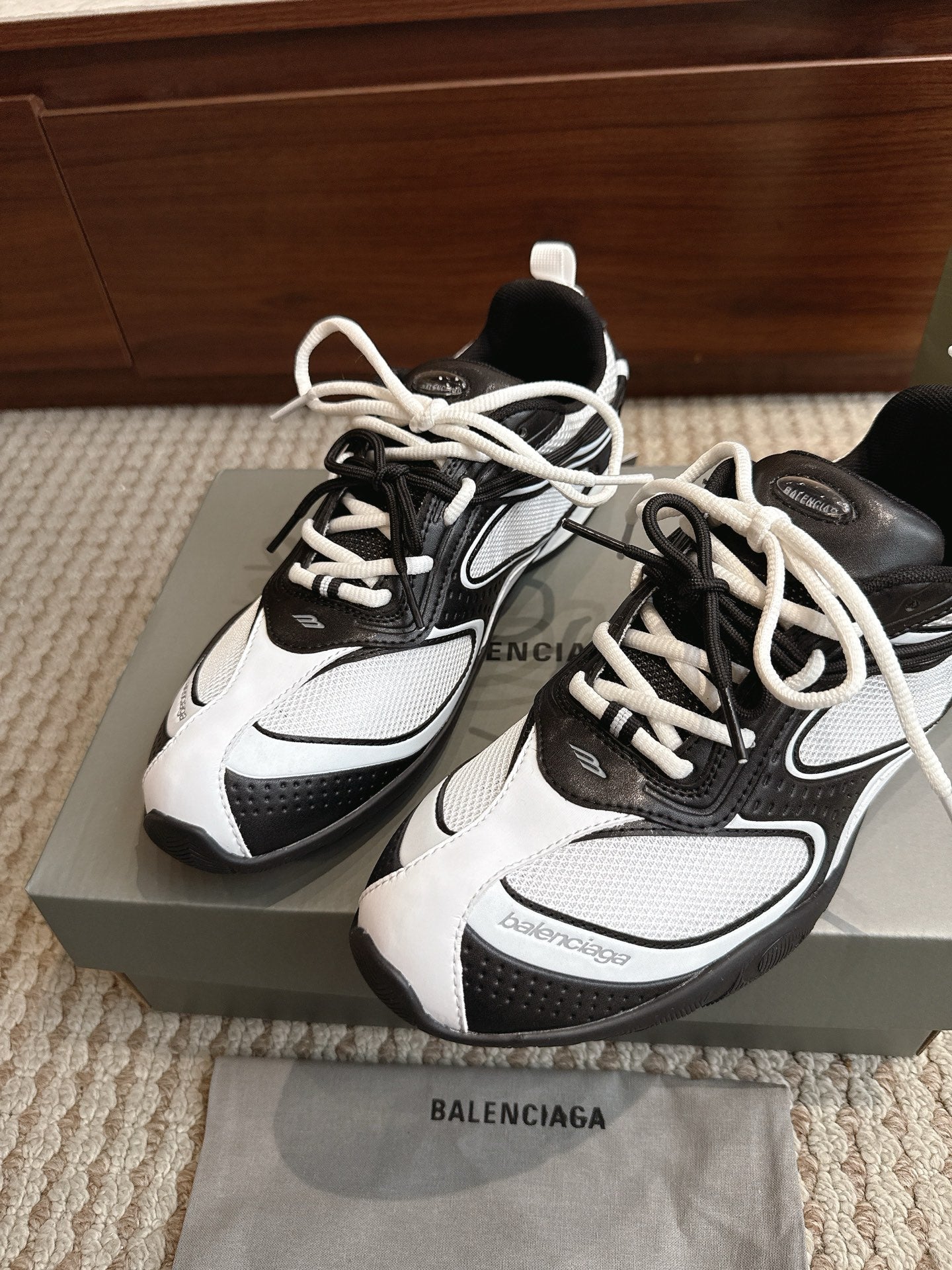 BLG Radar White Black