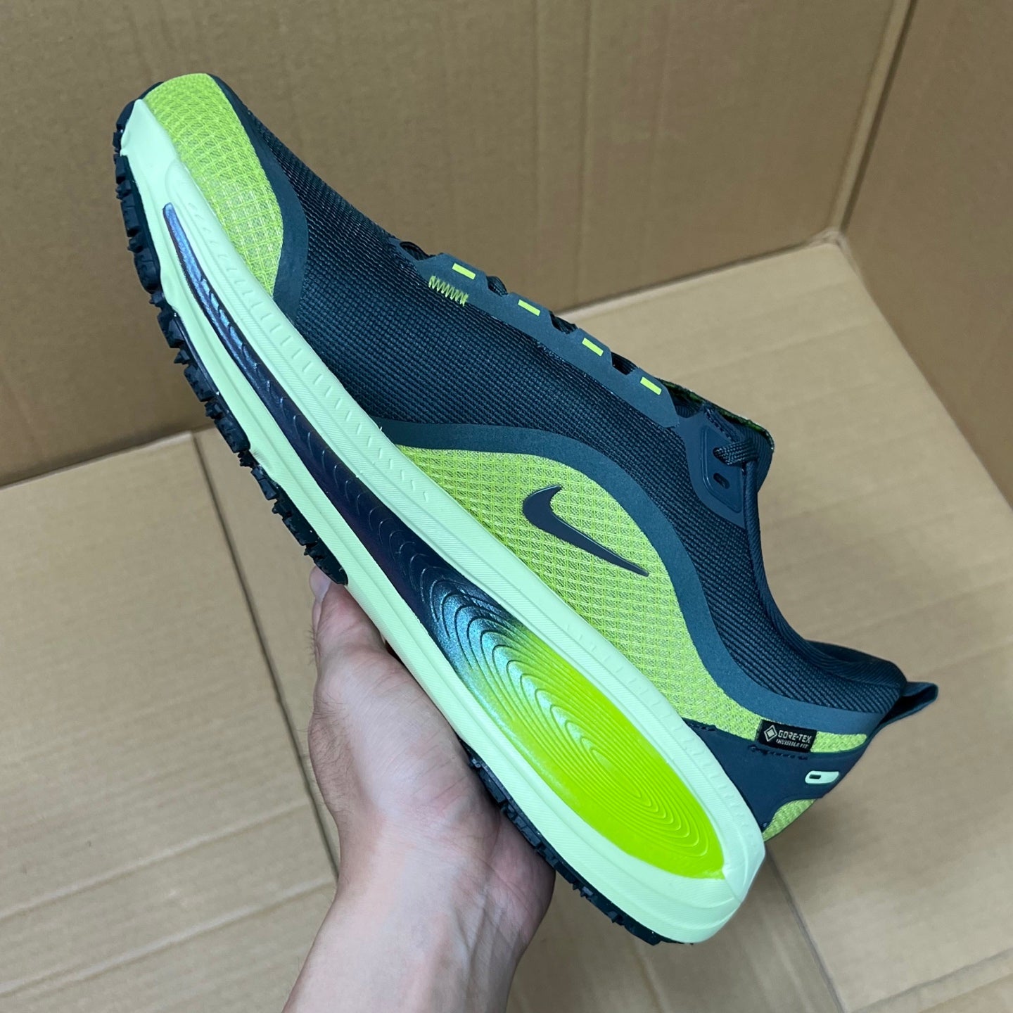Vomero 18 Gore-Tex Seaweed/Light Liquid Lime