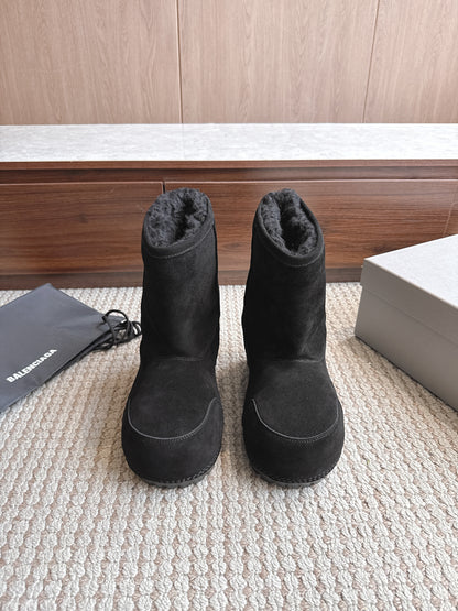 BLG Alaska Suede Boots Black