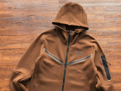 Conjunto Tech Fleece Castanho